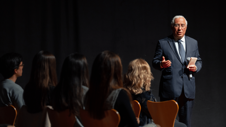 Imagem do Primeiro Ministro António Costa a falar para alunos na Católica Porto