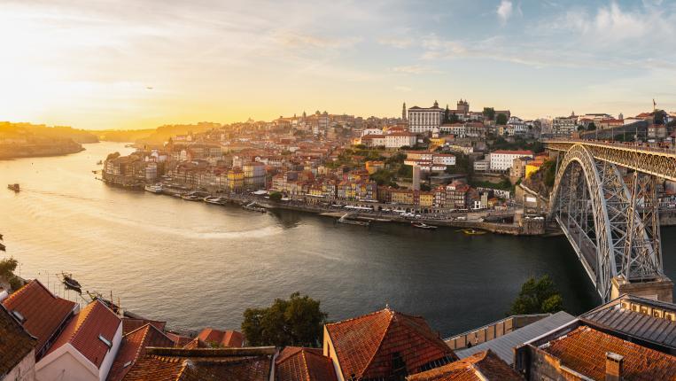 Imagem da cidade do Porto, rio Douro